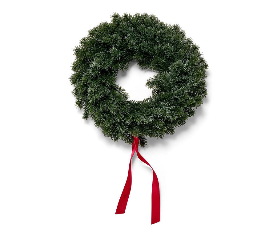 Kırmızı kurdeleli yeşil LED'li Çam Girlant beyaz bir arka planın önünde asılı duruyor.