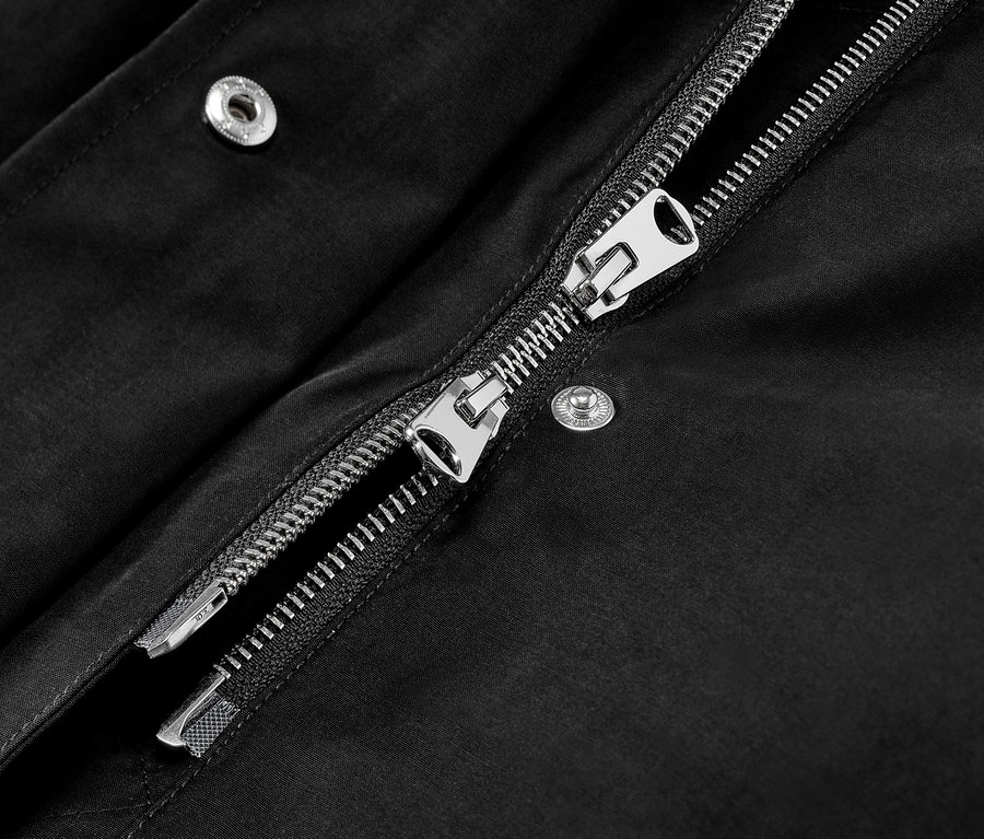 Gümüş fermuarlı, siyah kapüşonlu bir parkanın yakın çekim detayı.