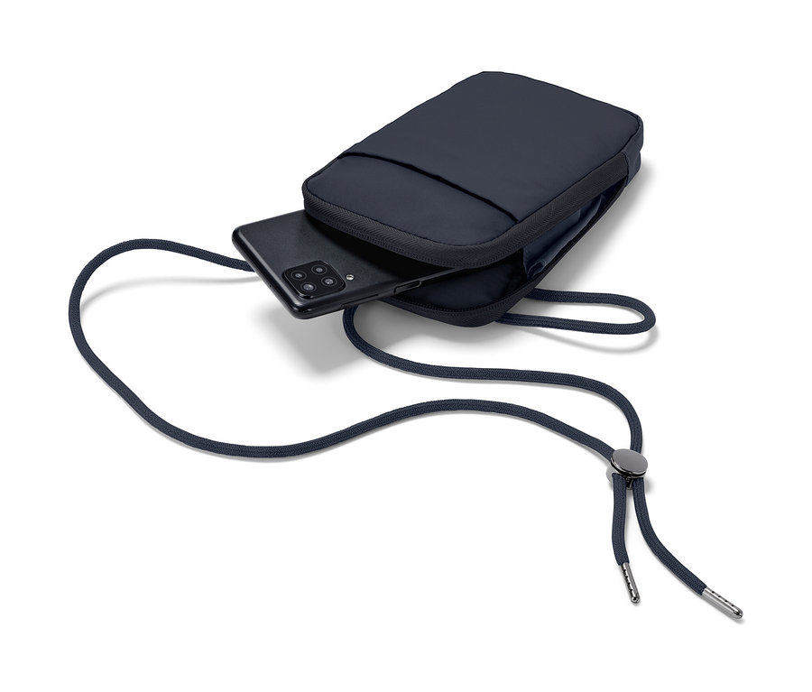 İçinde siyah bir cep telefonu olan lacivert Donma Önleyici Cep Telefonu Kılıfı.