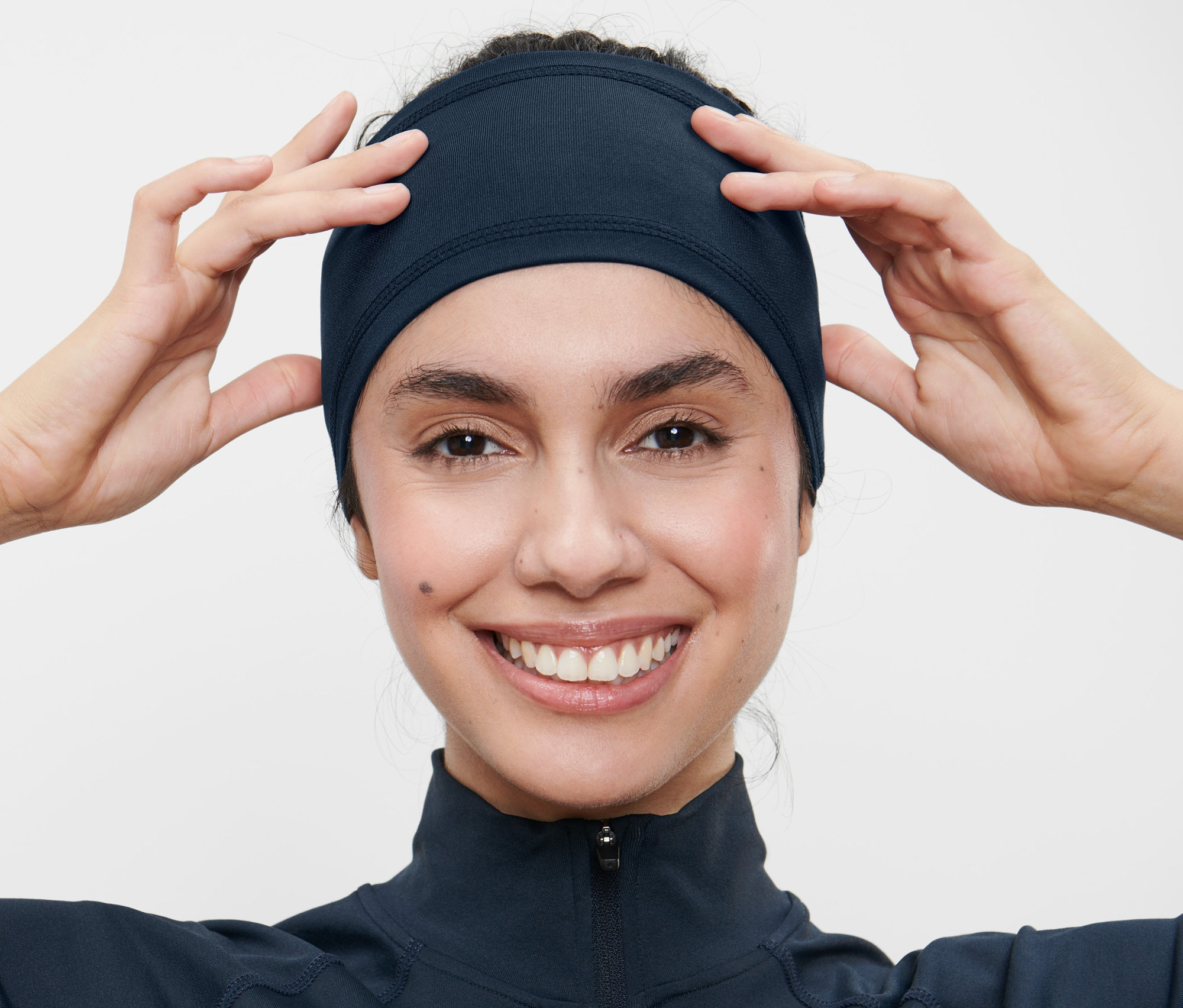 Kadın spor saç bandını ayarlıyor.