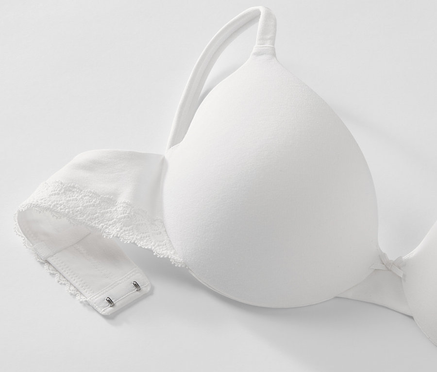 Beyaz bir Tişört Sütyenin yakın çekimi