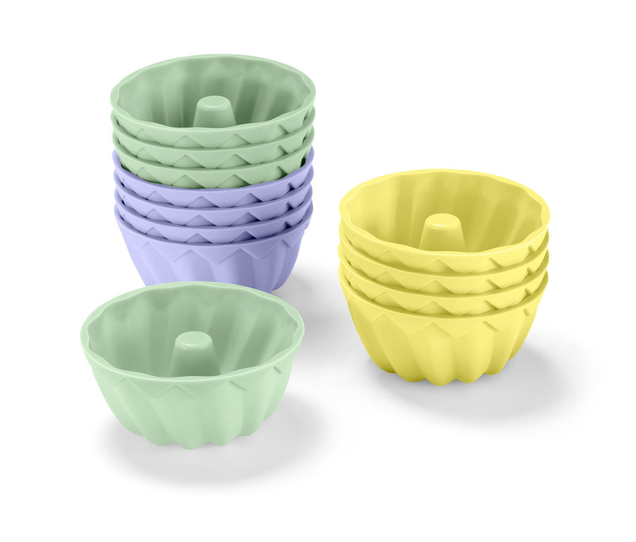 Açık yeşil, mor ve sarı renklerde mini kek kalıpları yığınları.