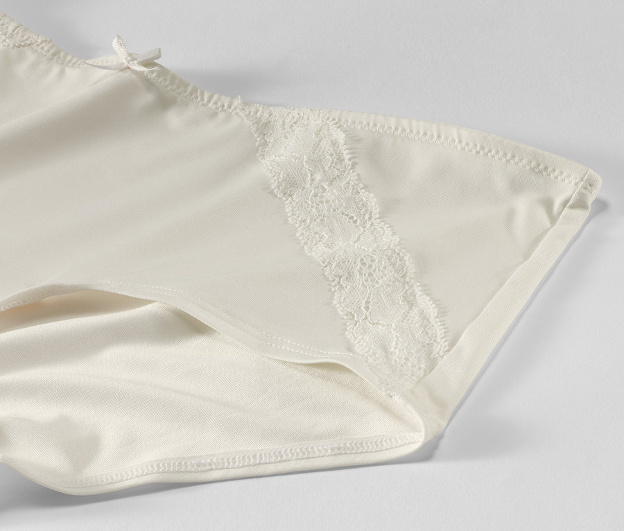 Krem rengi, dantelli 2 adet külotun yakın çekim fotoğrafı