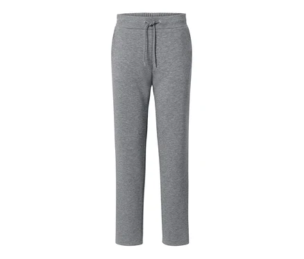 Belinde ipli, gri jogger pantolon.