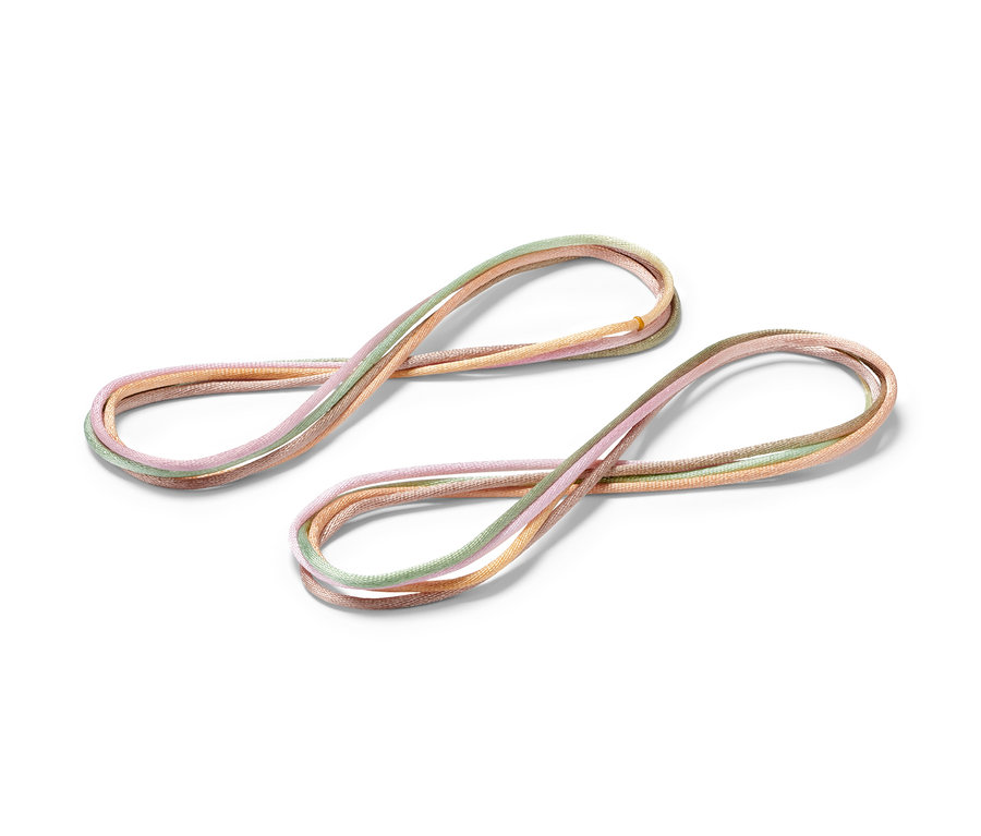 Beyaz bir arka planda duran iki adet Parmak Twist, 2'li Set.