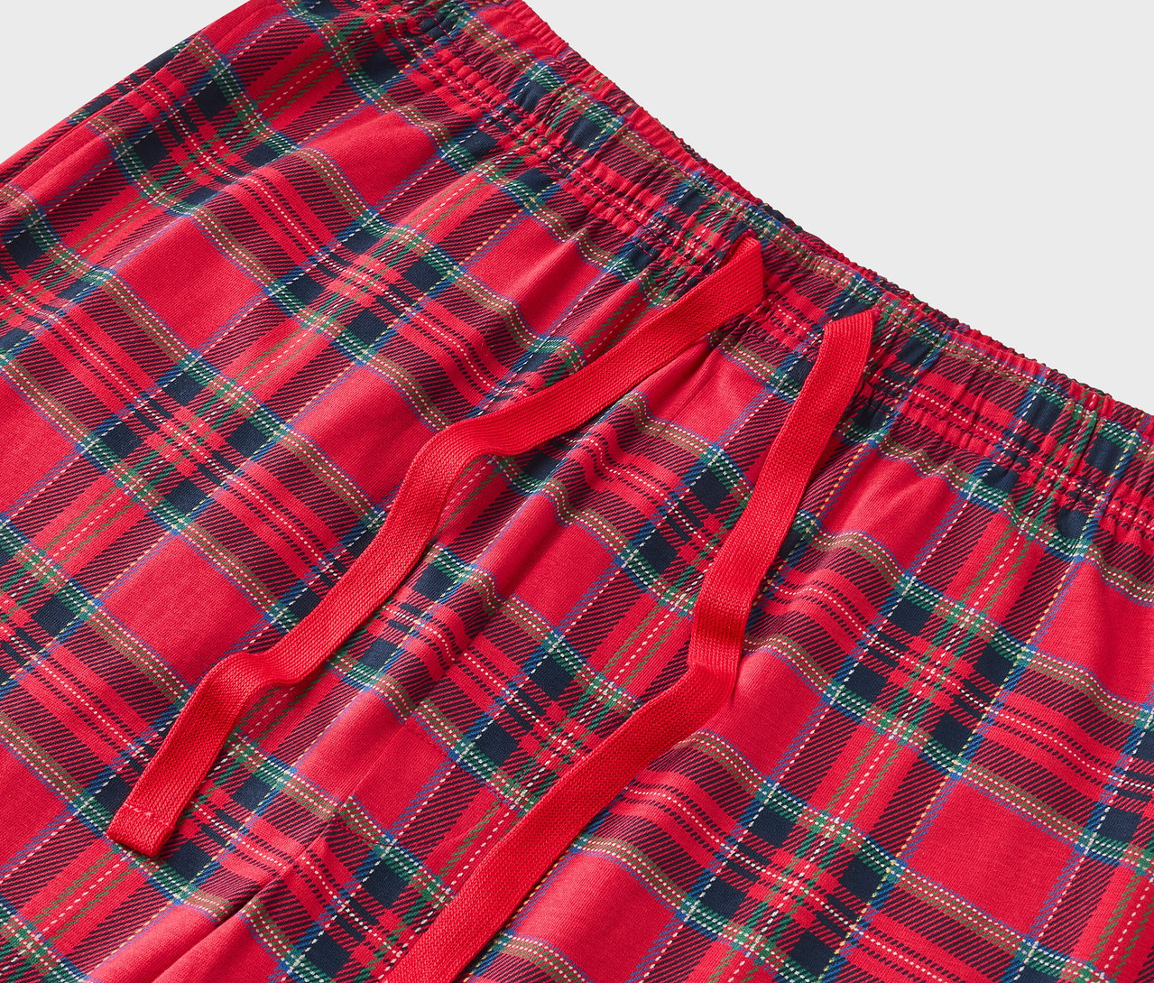 Kırmızı büzgülü kırmızı ekose pijama altı detayı.