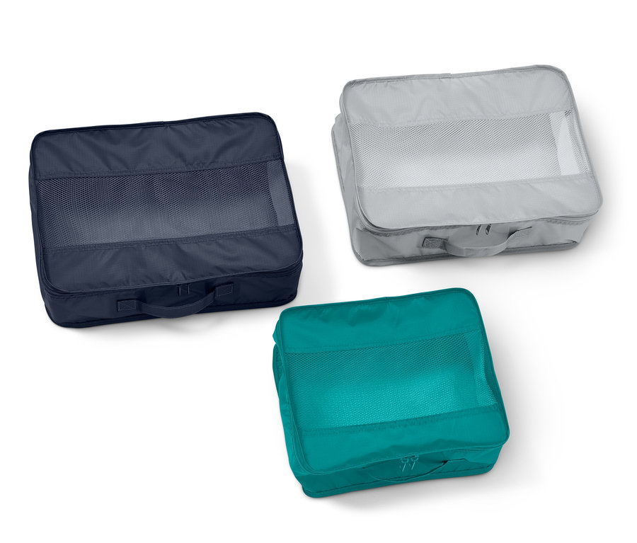 Üç adet seyahat düzenleme çantası: lacivert, gri ve turkuaz rengi.
