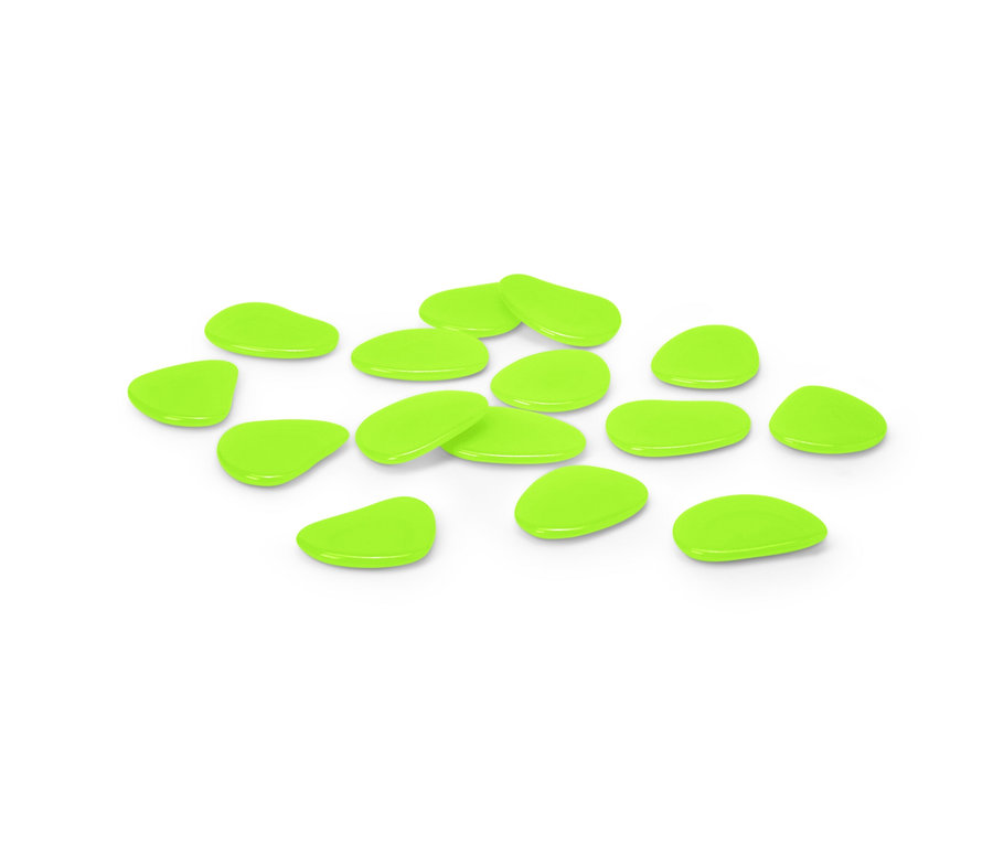 Beyaz bir yüzeyde on beş adet parlayan çakıl taşı duruyor.