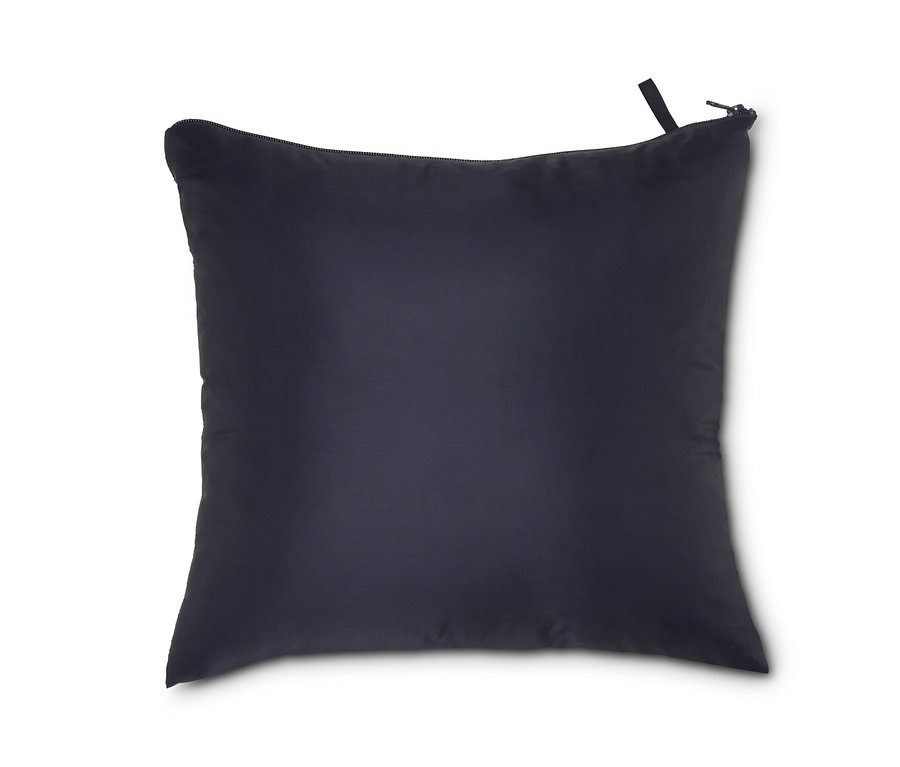 Siyah renkli 4'ü 1 arada yorgan uyku tulumu kare bir yastık şeklinde katlanmış.