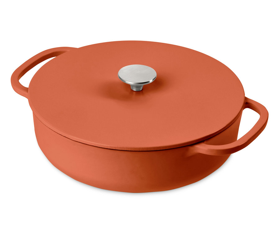 Turuncu renkli, kapaklı ve gümüş kulplu dökme demir tencere.