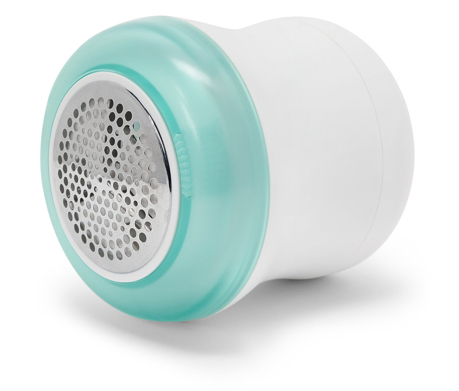 Beyaz arka plan üzerinde mavi-yeşil vurgulu tüy toplama makinesinin yakın çekimi.