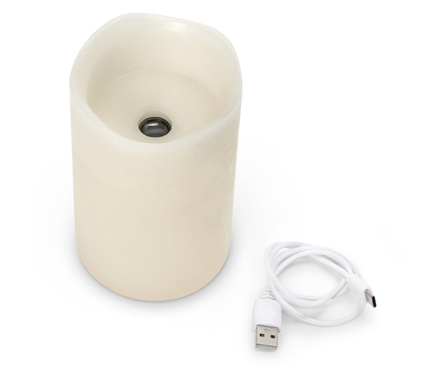 Beyaz bir arka plan üzerinde USB kablosu olan krem rengi bir LED mum.