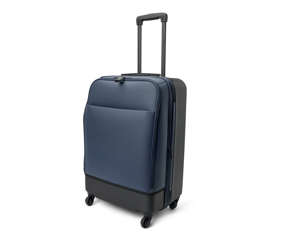 Beyaz arka planda orta boy bir hibrid valiz.