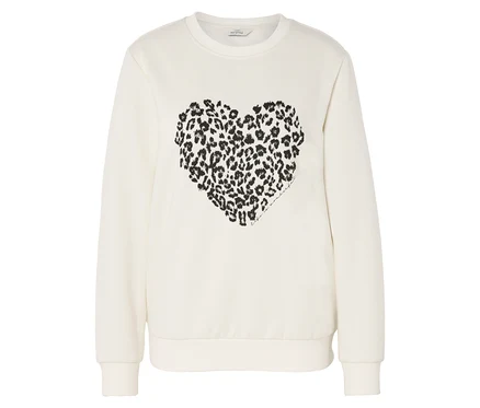 Ortasında leopar desenli kalp olan bej rengi sweatshirt.