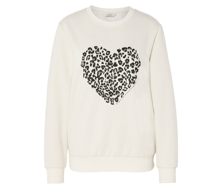 Ortasında leopar desenli kalp olan bej rengi sweatshirt.