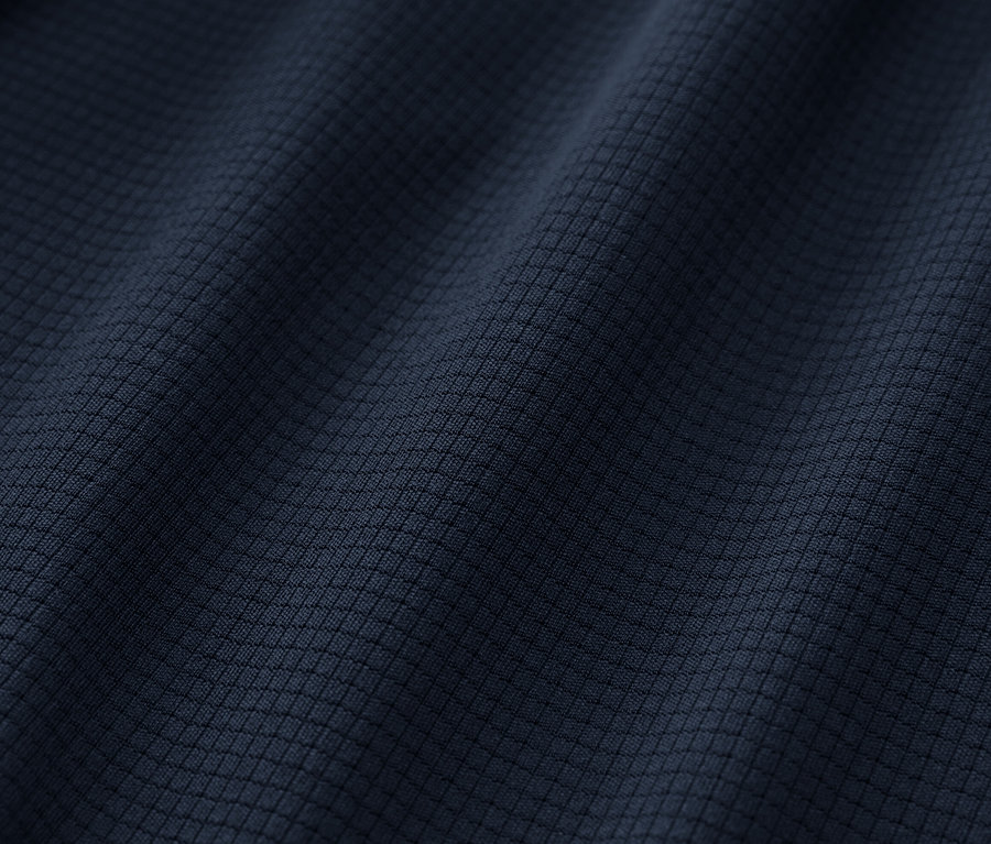 Lacivert fonksiyonel şortun yakın çekimi.