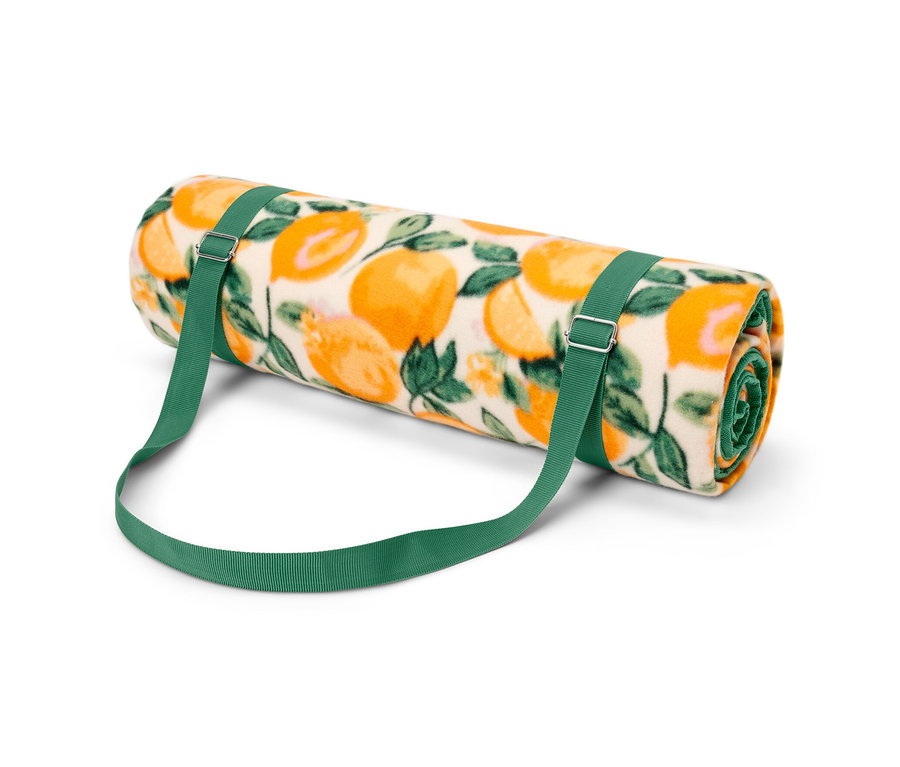 Turuncu desenli ve yeşil kayışlı, rulo halinde XL piknik örtüsü.