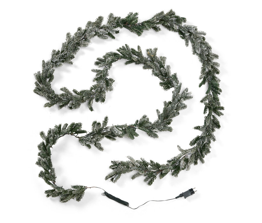 Beyaz bir arka plan üzerinde kar efektli ve güç kablosuna sahip dekoratif çam ağacı çelengi.