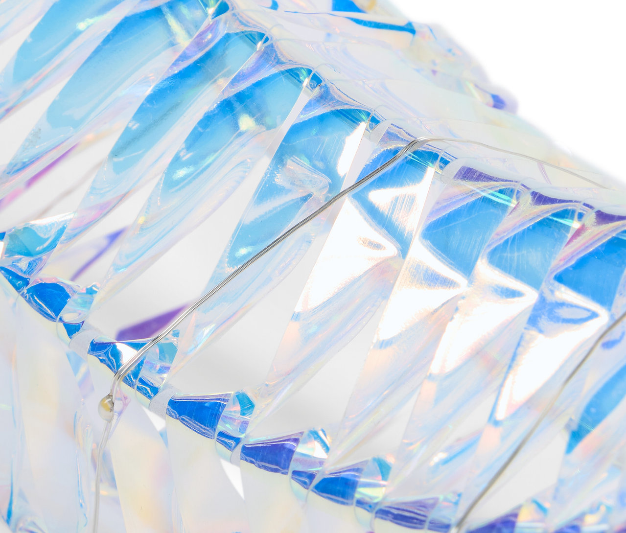 Geometrik desene sahip, yanardöner bir el çantasının yakın çekimi.