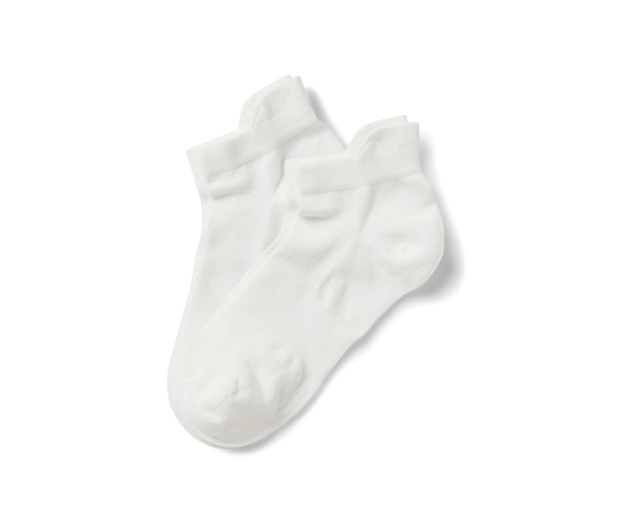 İki çift beyaz sneaker çorabı üst üste duruyor.