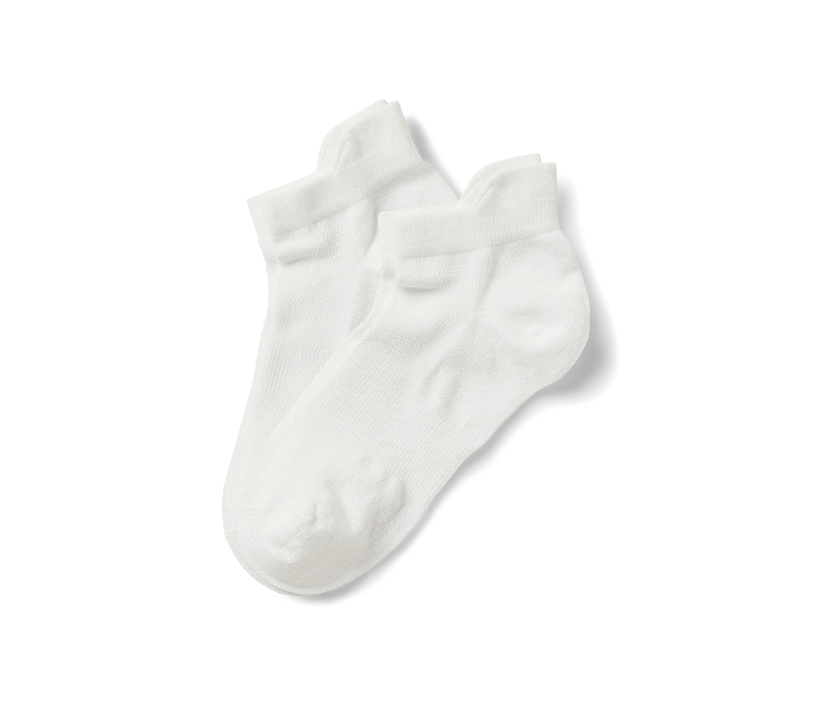 İki çift beyaz sneaker çorabı üst üste duruyor.