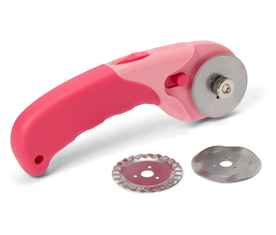 Beyaz bir arka plan üzerinde iki bıçağı olan pembe kumaş döner kesici.