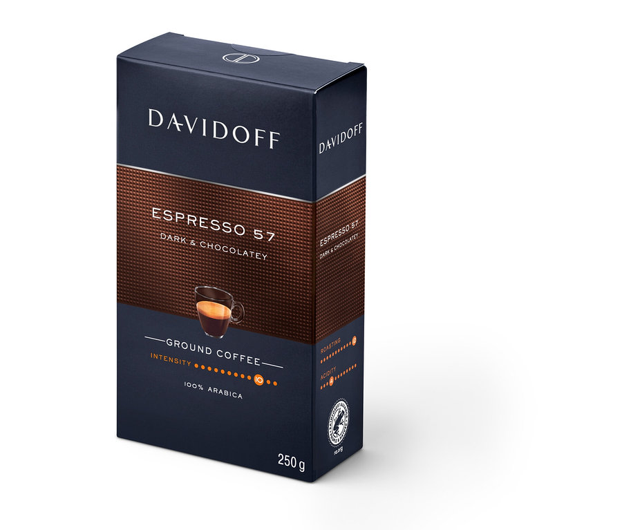 Beyaz bir arka plan üzerinde 250g DAVIDOFF CAFÉ Espresso 57 Çekilmiş kahve paketi.