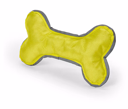 Kemik şeklinde, neon sarısı ve gri kenarlı köpek oyuncağı beyaz arka plan üzerinde duruyor.