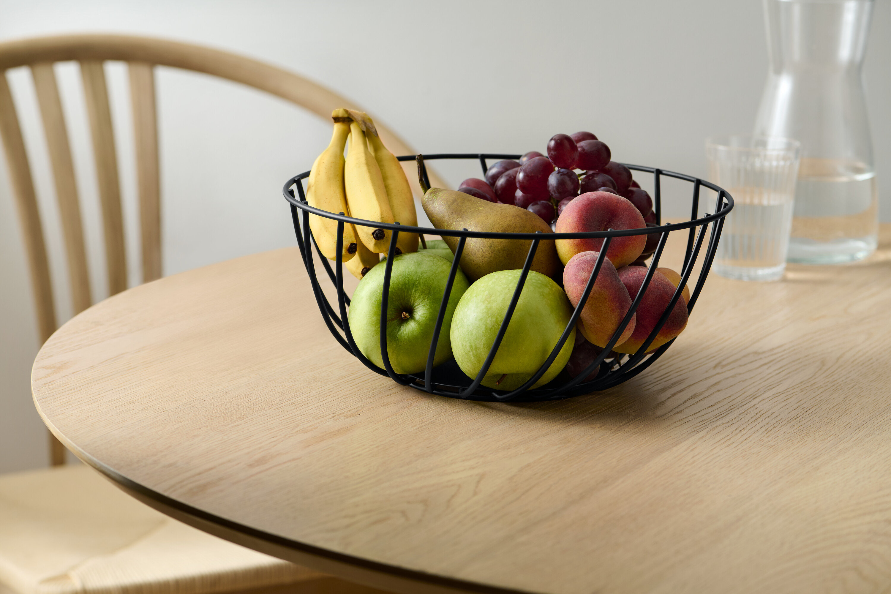 Meyveler bir kasede, masanın üzerinde