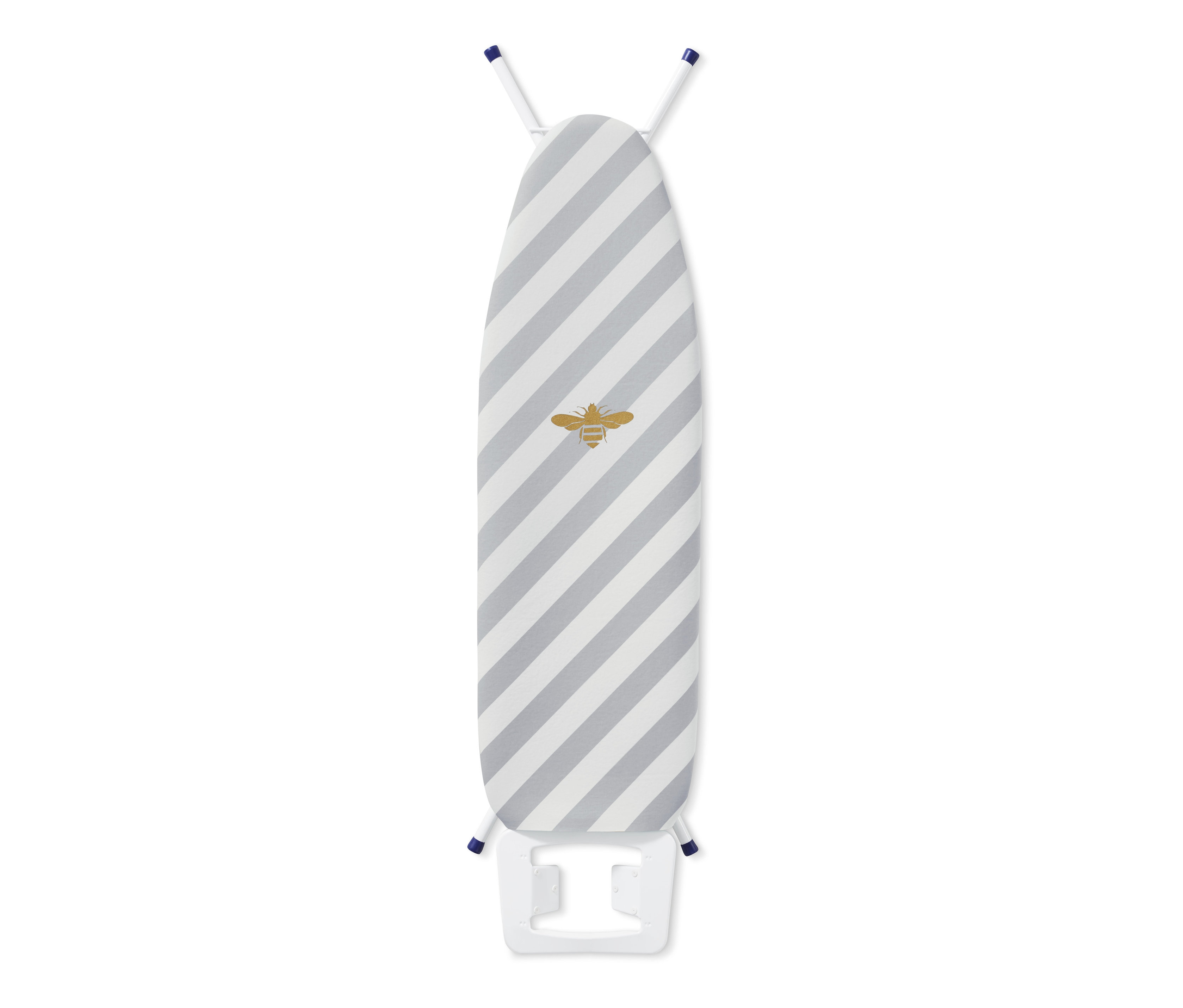 Gri ve beyaz çizgili ütü masası kılıfı olan ütü masası.