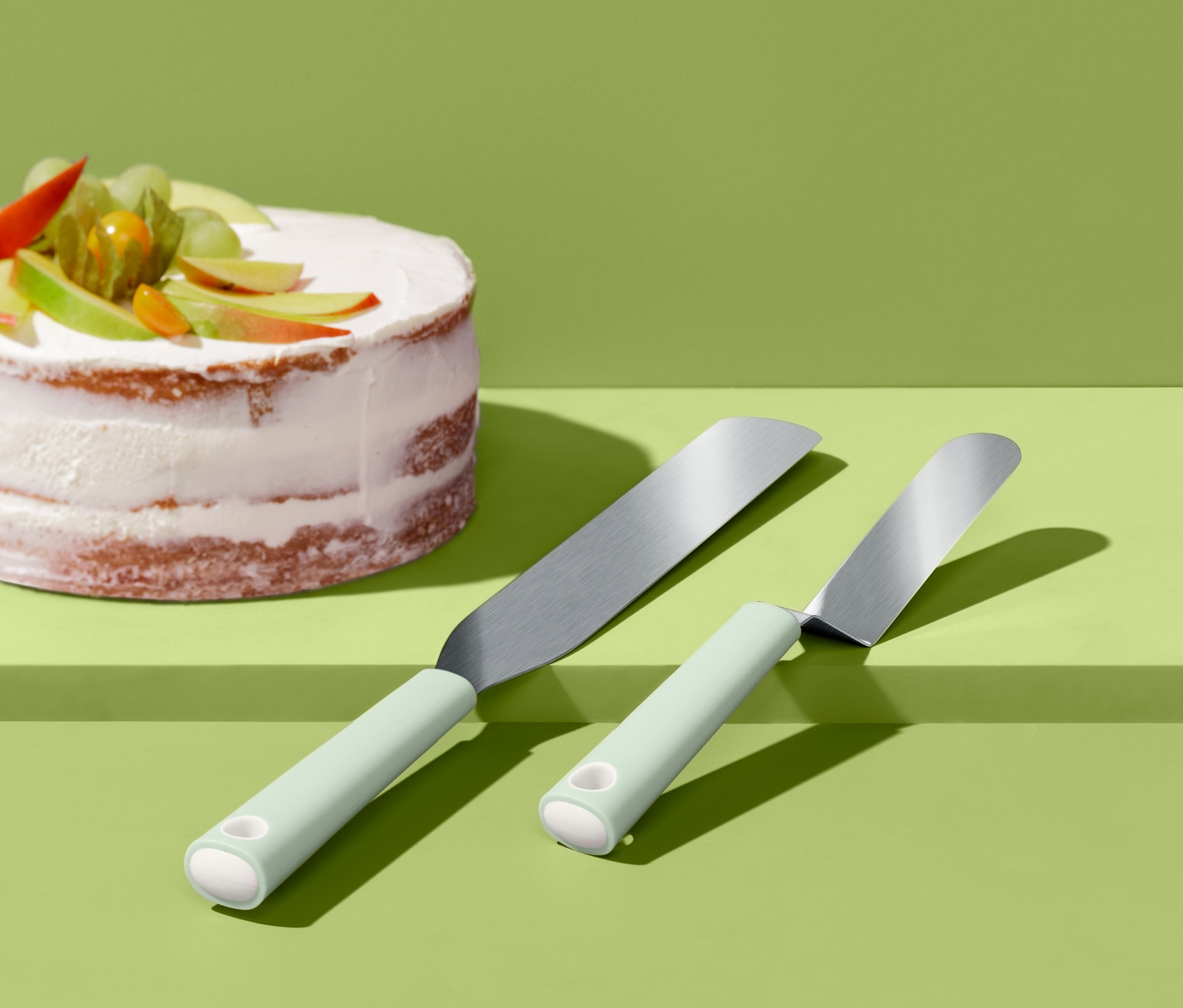 Meyveli pastanın yanında iki adet Pasta Servis Seti bulunmaktadır.