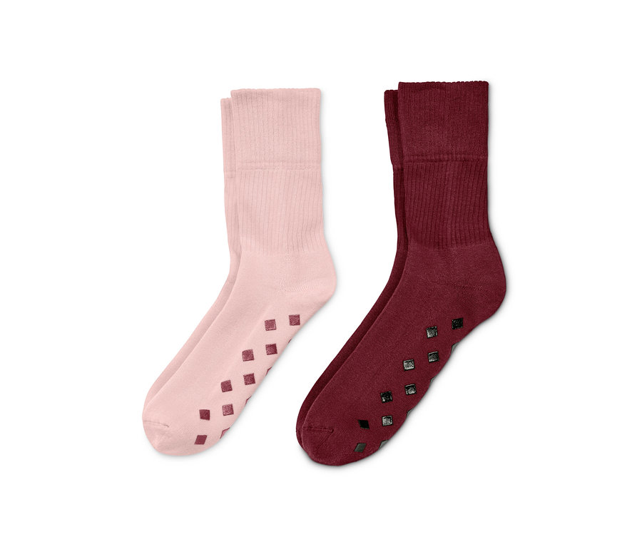 İki çift kaymaz çorap: bir çift pembe, bir çift bordo.