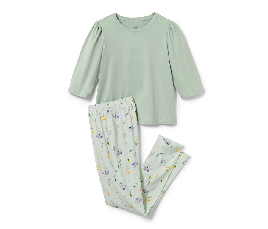 Çiçek desenli yeşil bir pijama takımı.