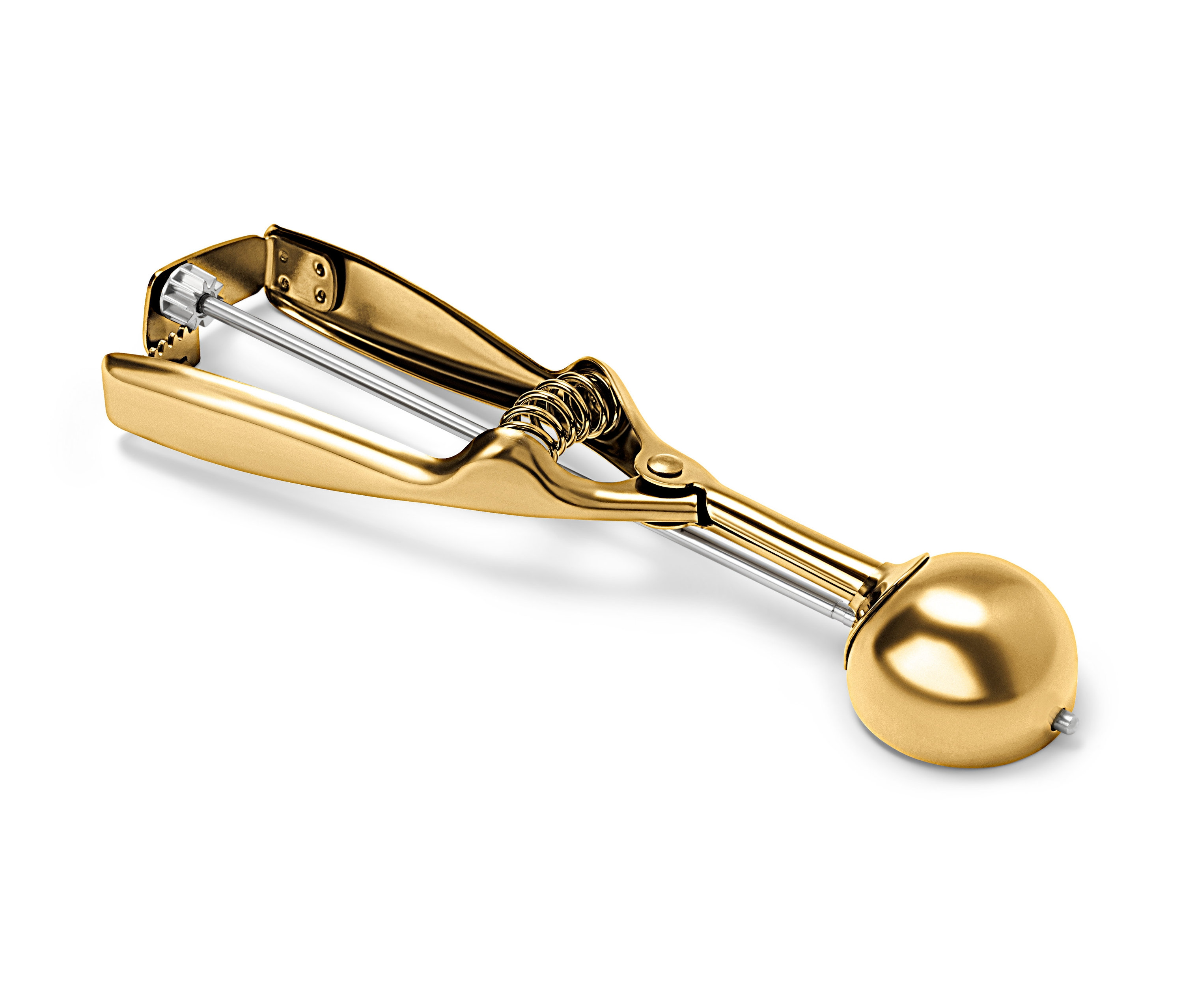 Beyaz arka planda altın rengi hamur ve dondurma kaşığı.