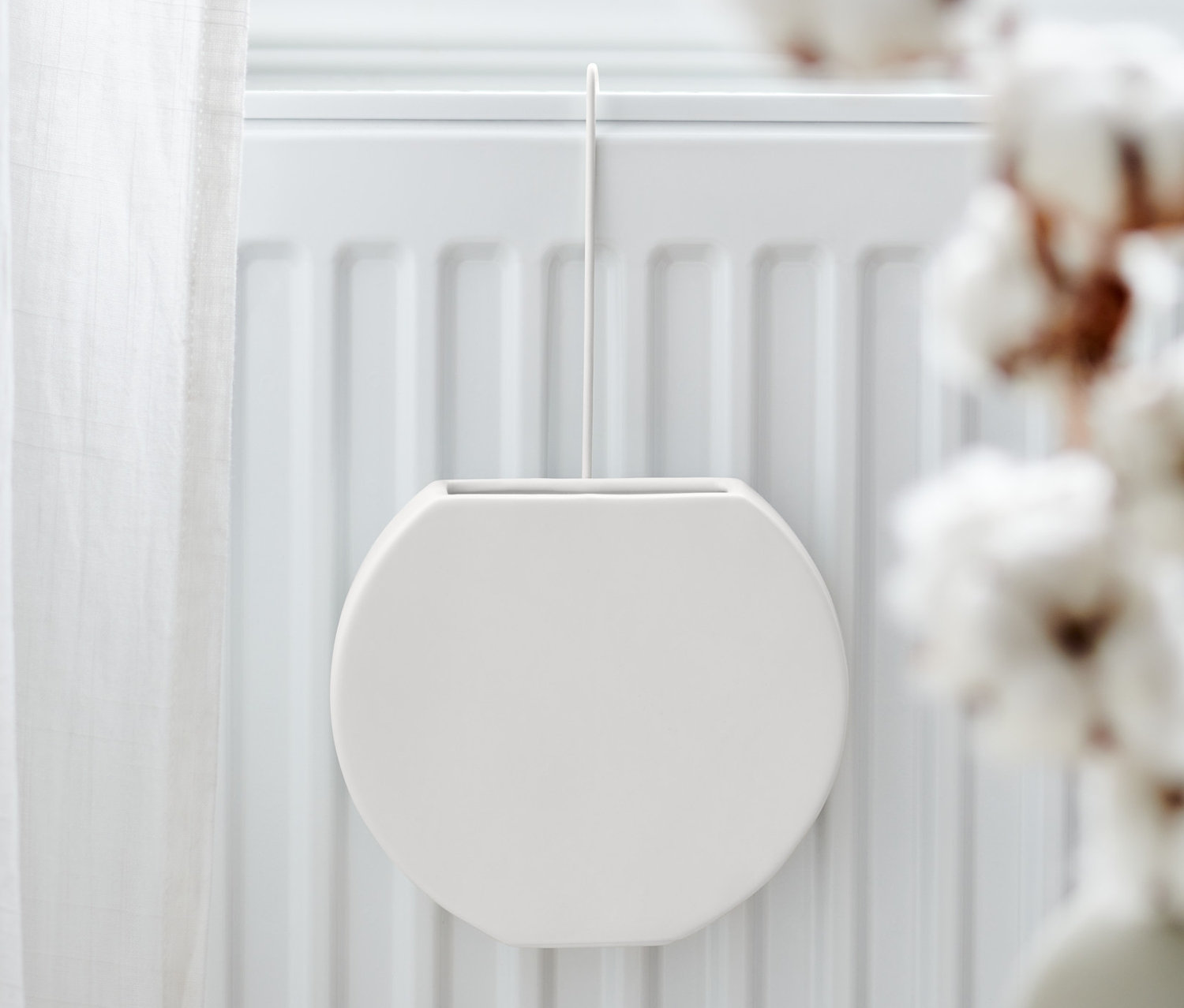 Kalorifer peteğine asılmış bir hava nemlendirici duruyor.