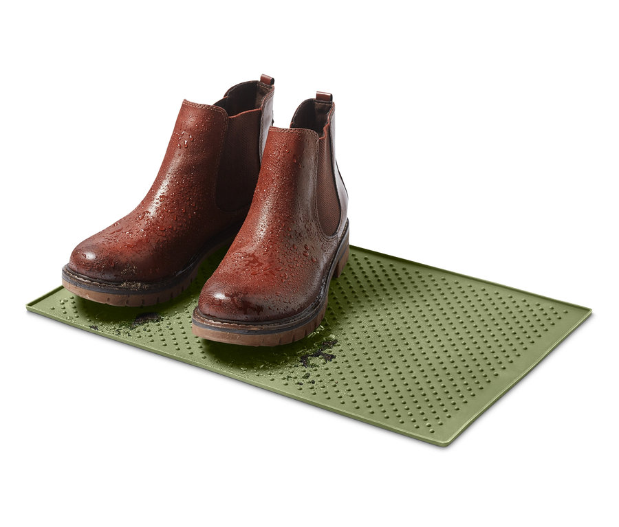 İki kahverengi bot, yeşil bir mama kabı altlığının üzerinde duruyor.