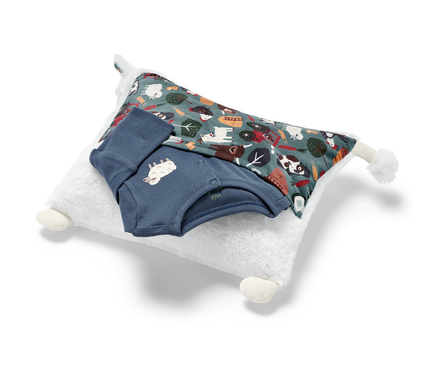 Pijama cepli Pelüş Yastık »Koyun«, bebek zıbını ve battaniye üst üste duruyor.