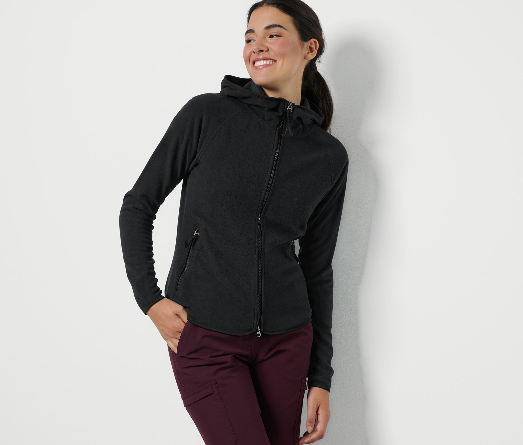 Kadın kapüşonlu polar ceketle poz veriyor