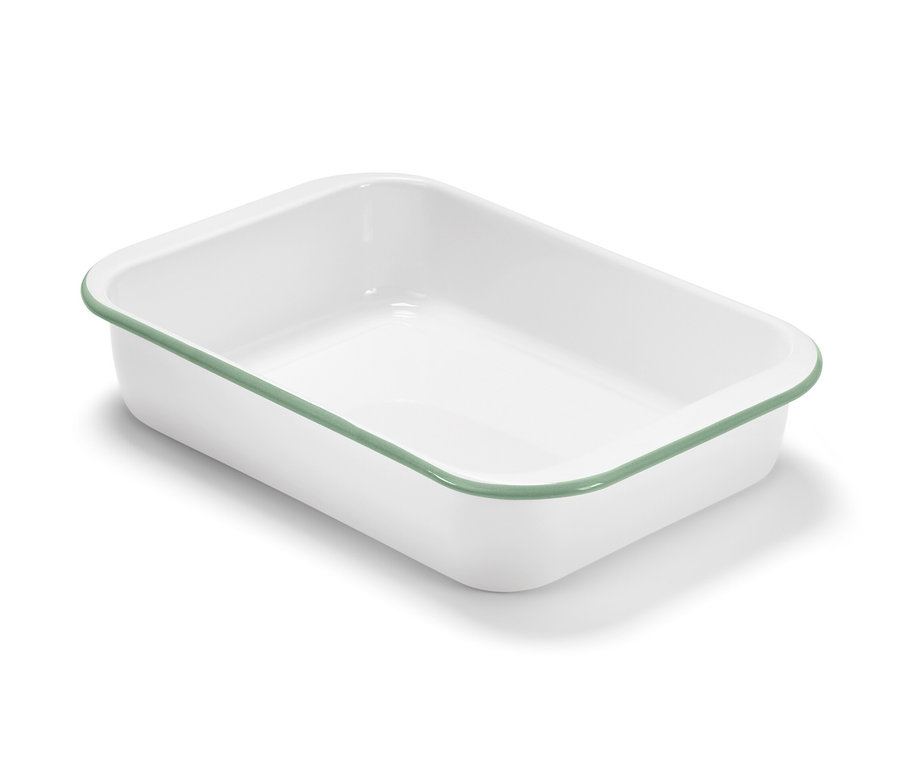 Yeşil kenarlı beyaz emaye fırın kabı.