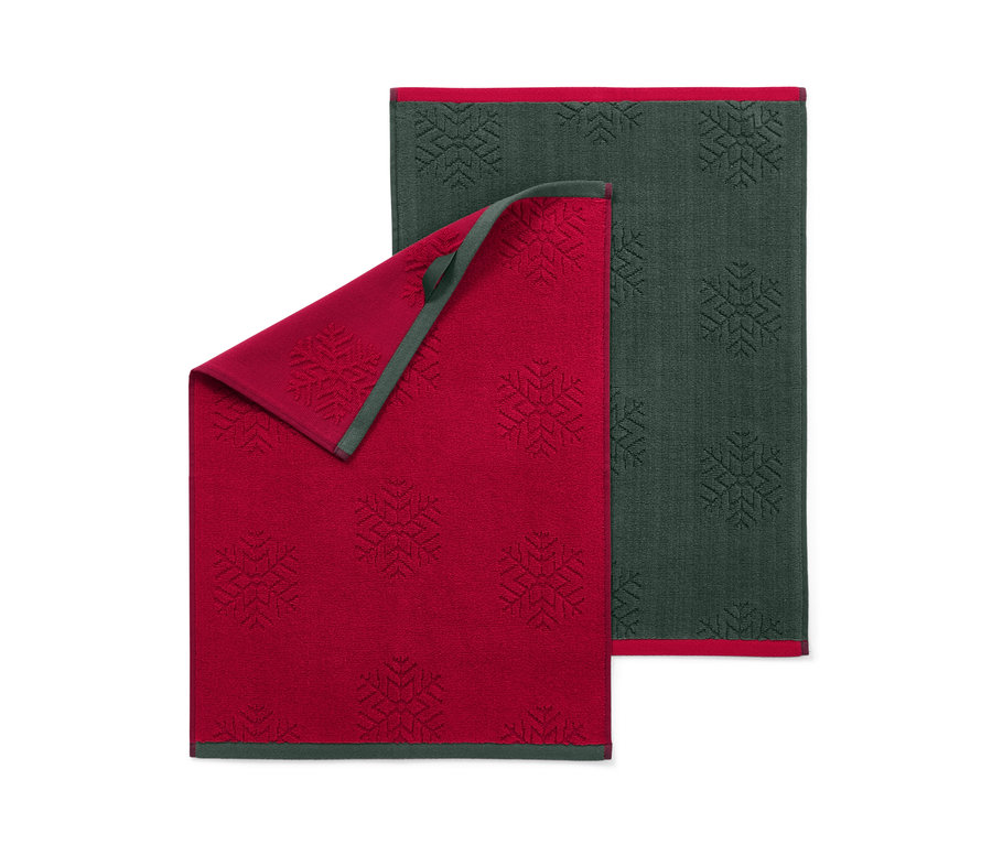 Kar tanesi desenli iki mutfak havlusu, biri kırmızı ve biri koyu yeşil.