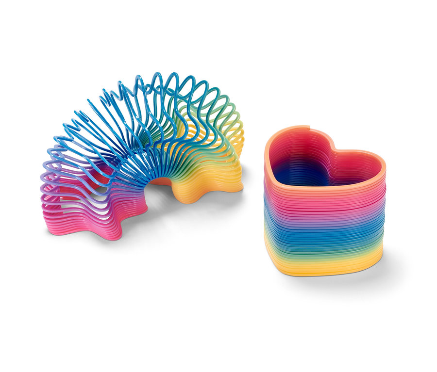 Beyaz bir arka planda iki adet Dev Spiral bulunmaktadır. Birisi yay şeklinde, diğeri kalp şeklinde.