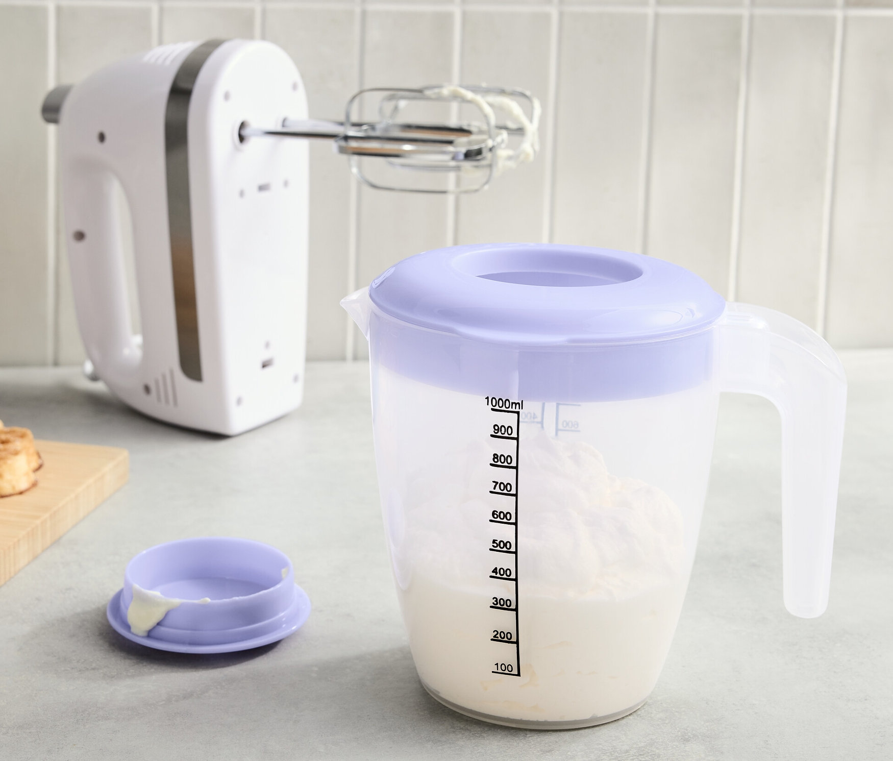 Kapaklı Karıştırma Kabı, bir el mikserinin ve bir waffle yığınının yanında duruyor.