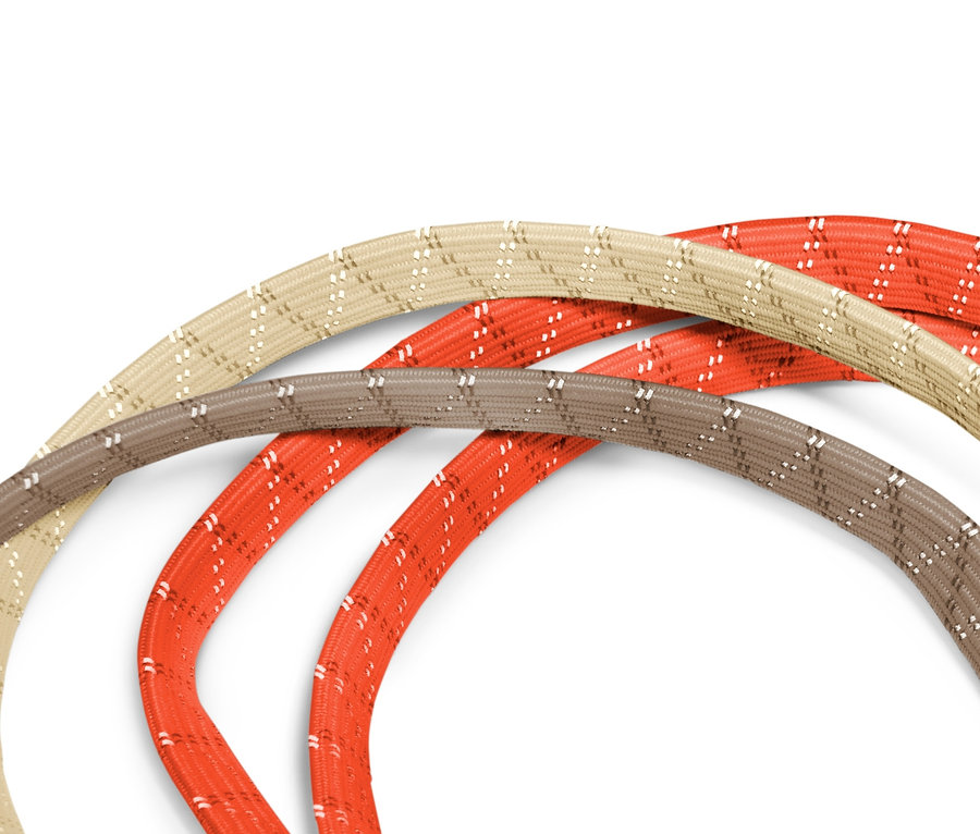 Bej, kahverengi ve turuncu renklerde üç adet bisiklet sabitleme kayışı.