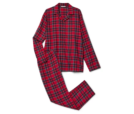 Kırmızı ekose, uzun kollu pijama ve pantolon beyaz bir zemin üzerinde duruyor.