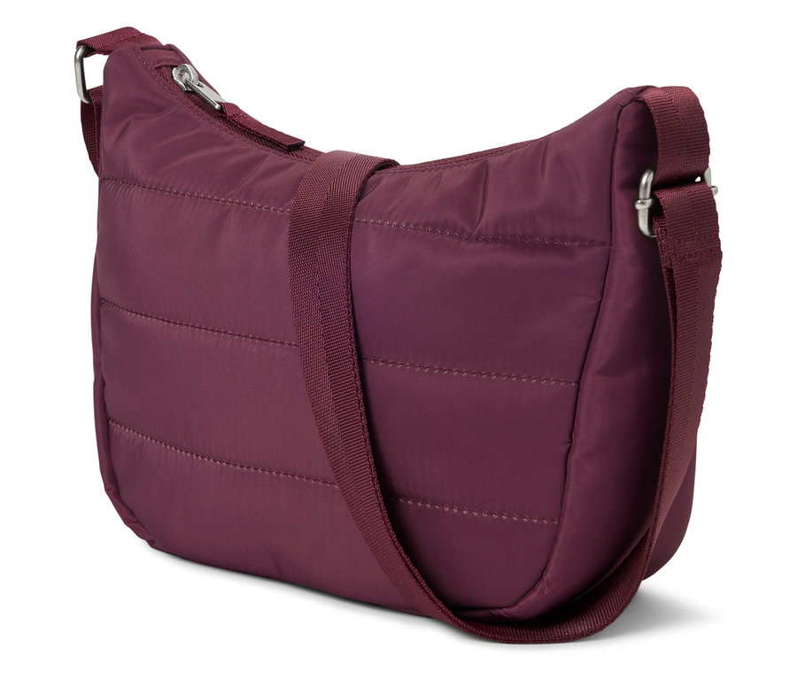 Bordo, kapitone desenli, ayarlanabilir omuz askılı el çantası beyaz bir zeminde duruyor.