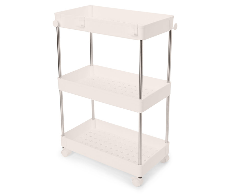 Gümüş metal çubukları ve tekerlekleri olan beyaz üç katlı malzeme arabası.