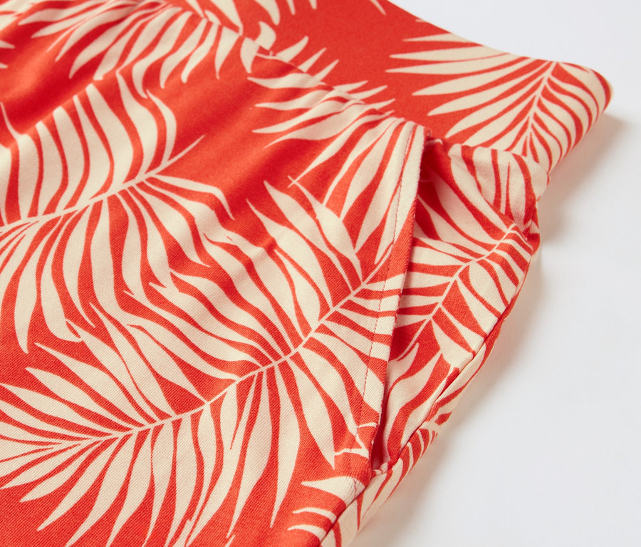 Yaprak baskılı kırmızı jarse şortun yakın çekimi