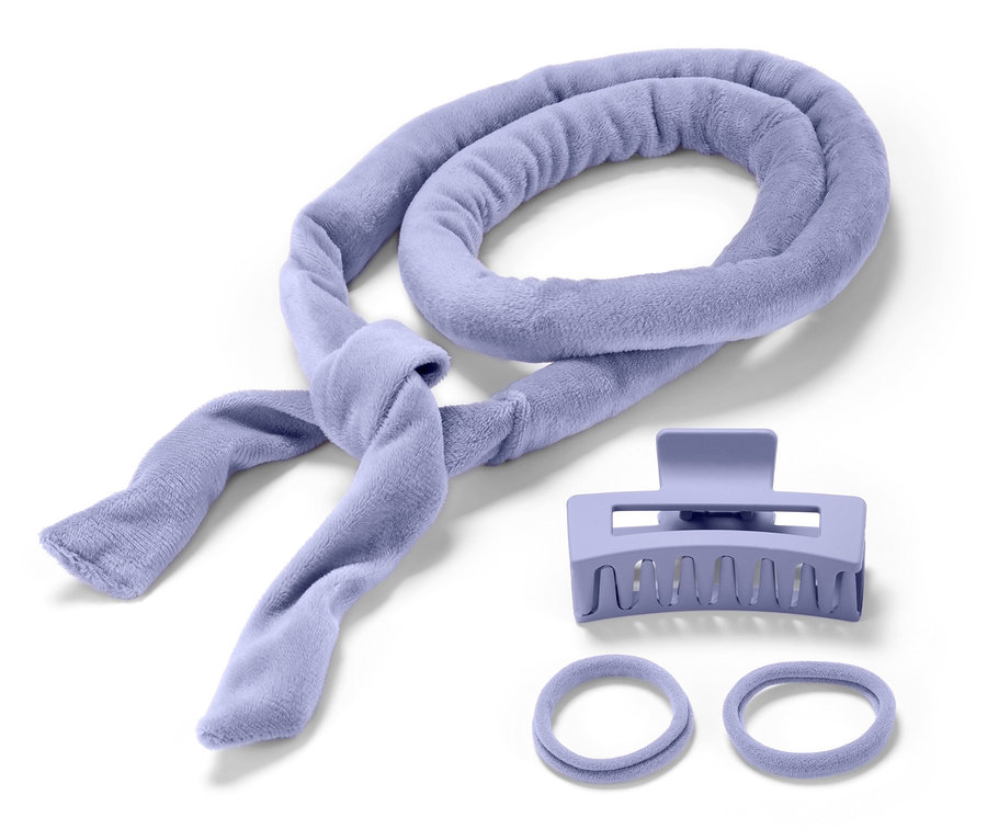 Beyaz bir arka plan üzerinde lila renginde bir havlu saç bigudisi, bir saç tokası ve iki adet saç lastiği.