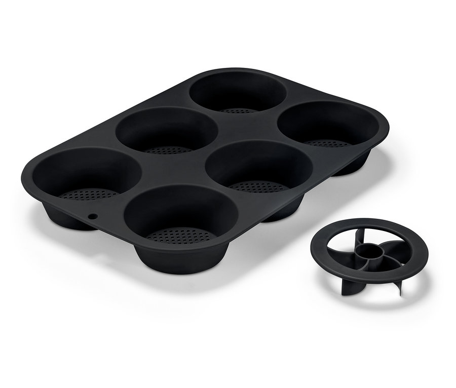 Altı oyuklu ve çıkarılabilir tabanlı siyah silikon pişirme kalıbı.
