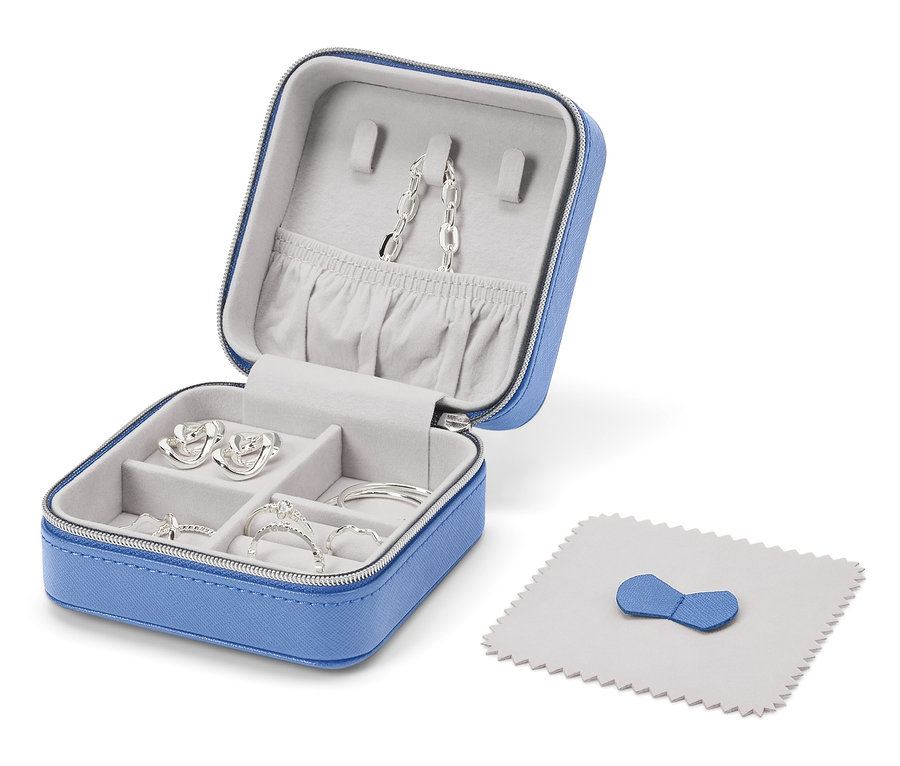 Açık mavi mücevher kutusu, gümüş takılar ve parlatma bezi ile birlikte.